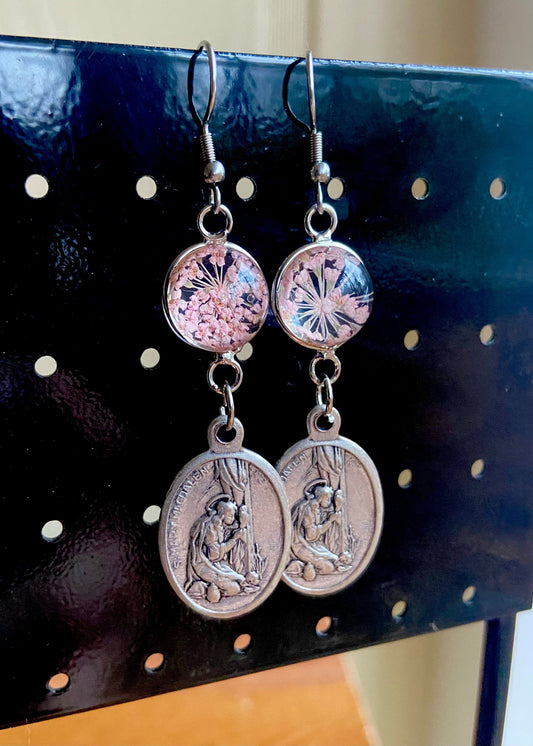 Pendientes María Magdalena con Charm de Flores